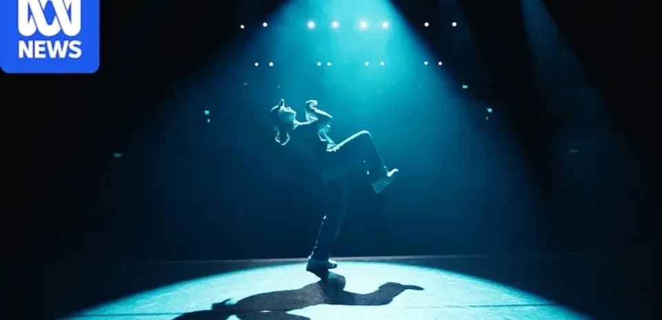 Danseur en solo sur scène sous éclairage dramatique