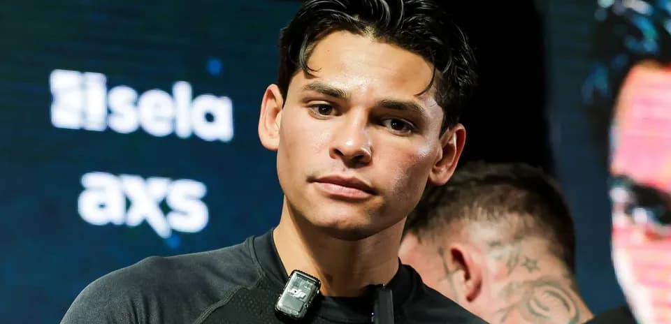 Boxeur avec microphone avant un combat