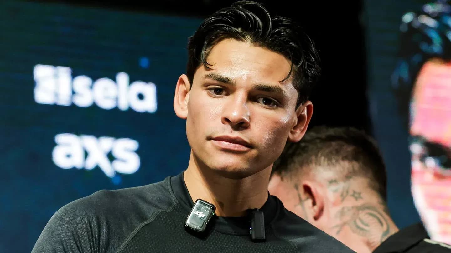 Boxeur avec microphone avant un combat