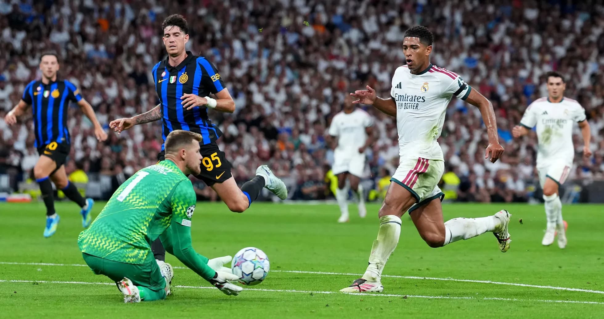 Joueur de Madrid poursuivant le ballon face au gardien