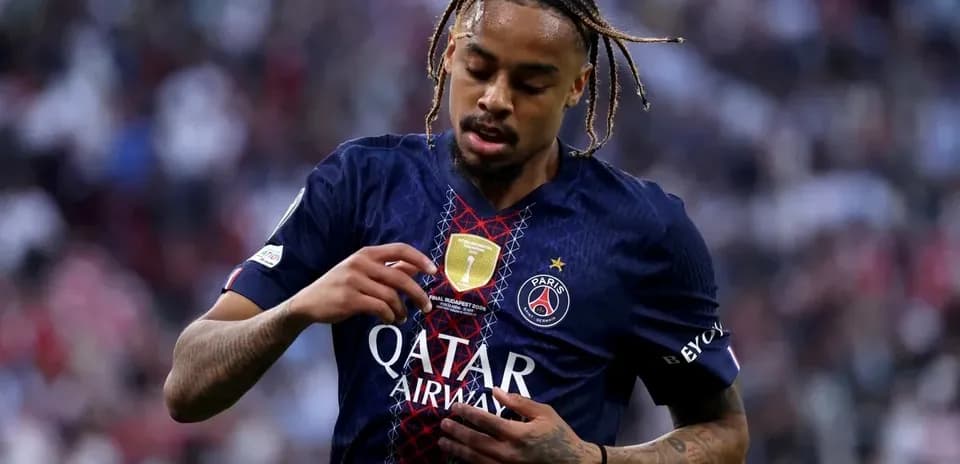 Joueur de PSG touchant son maillot sur le terrain