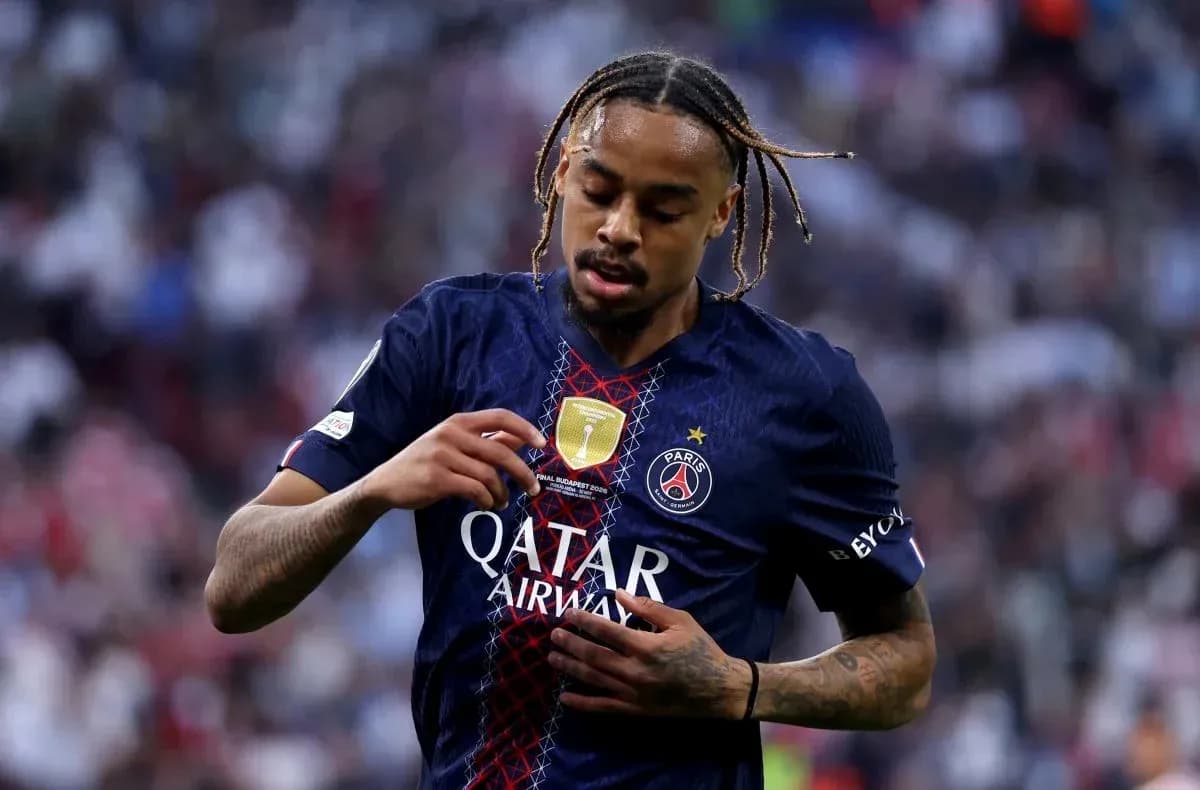 Joueur de PSG touchant son maillot sur le terrain
