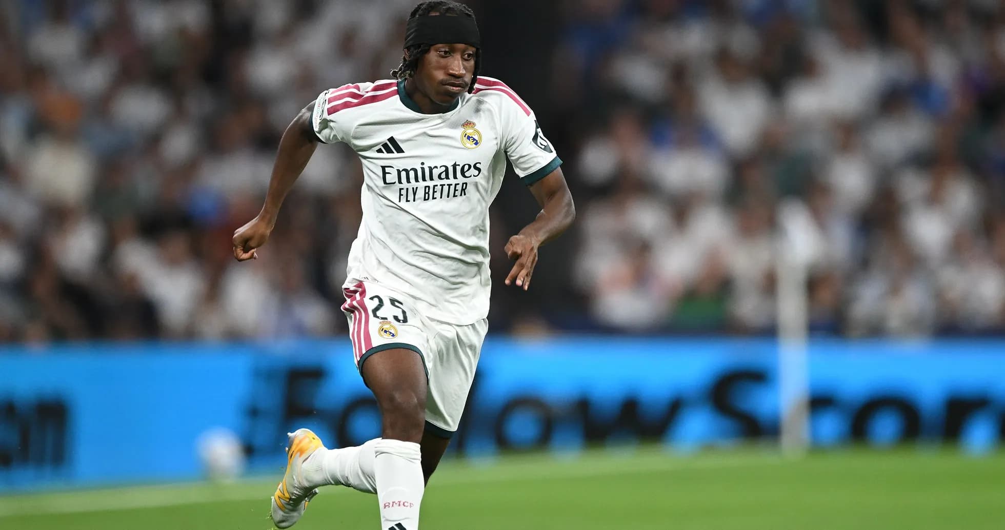 Joueur du Real Madrid courant sur le terrain