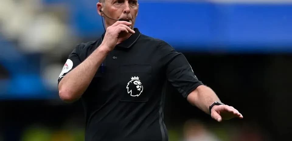 Arbitre donnant des instructions sur le terrain