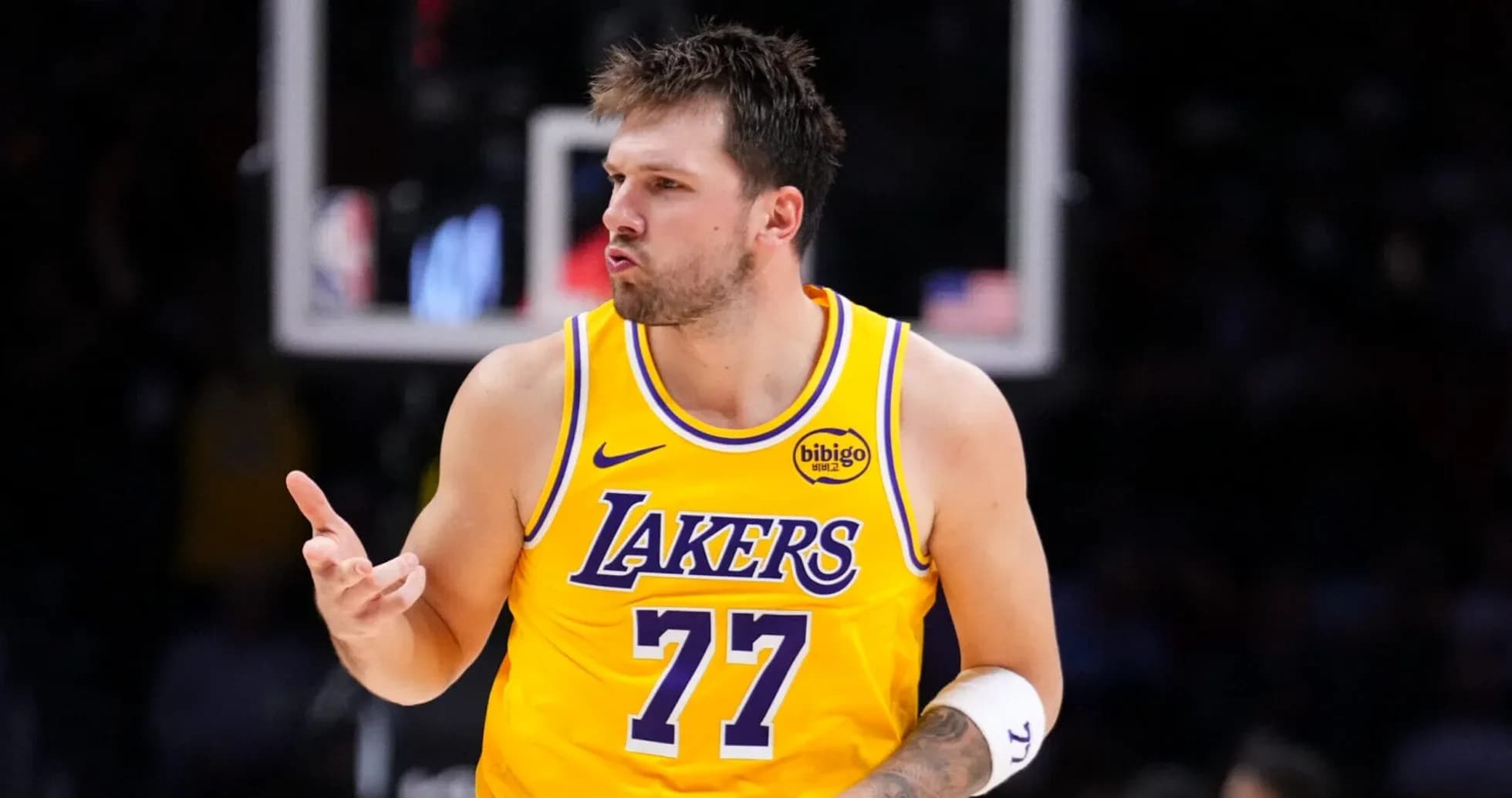 Joueur des Lakers célébrant un point marqué