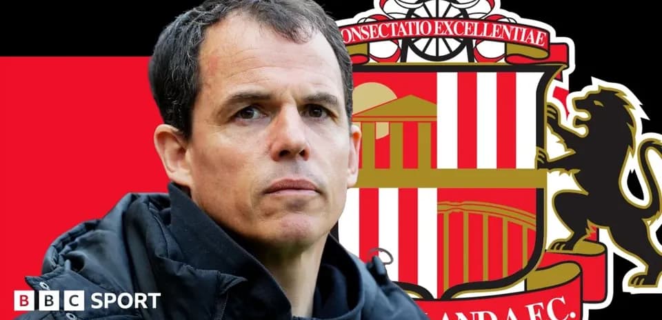 Entraîneur devant le logo de Sunderland AFC