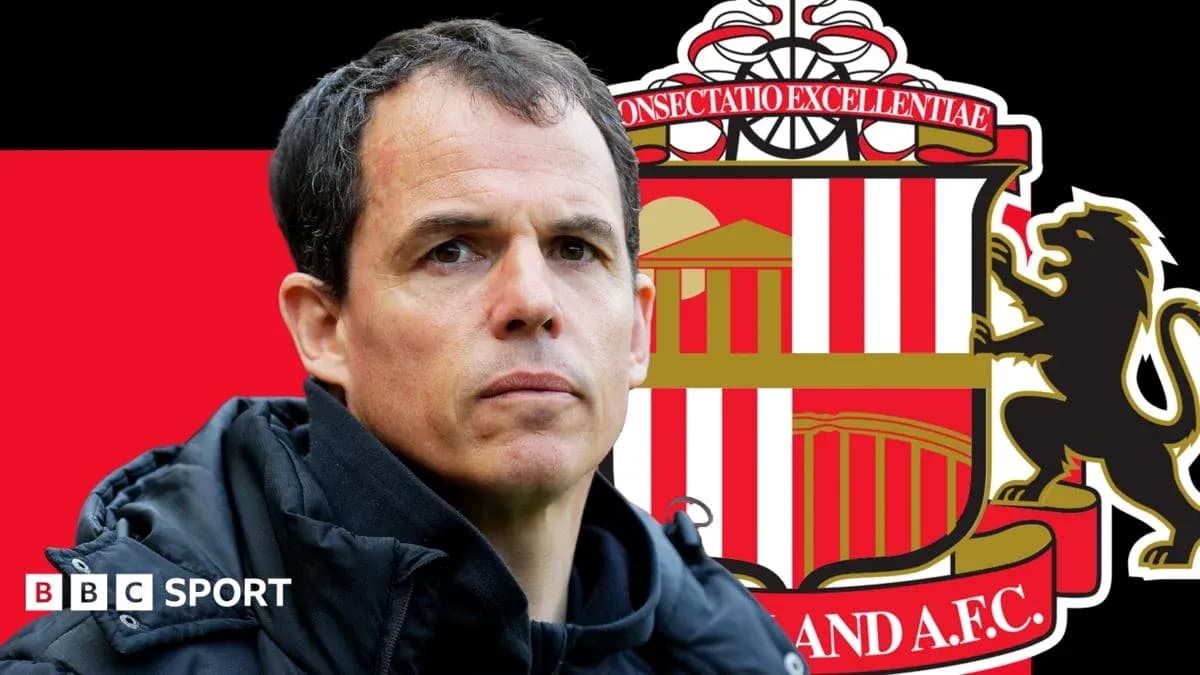 Entraîneur devant le logo de Sunderland AFC