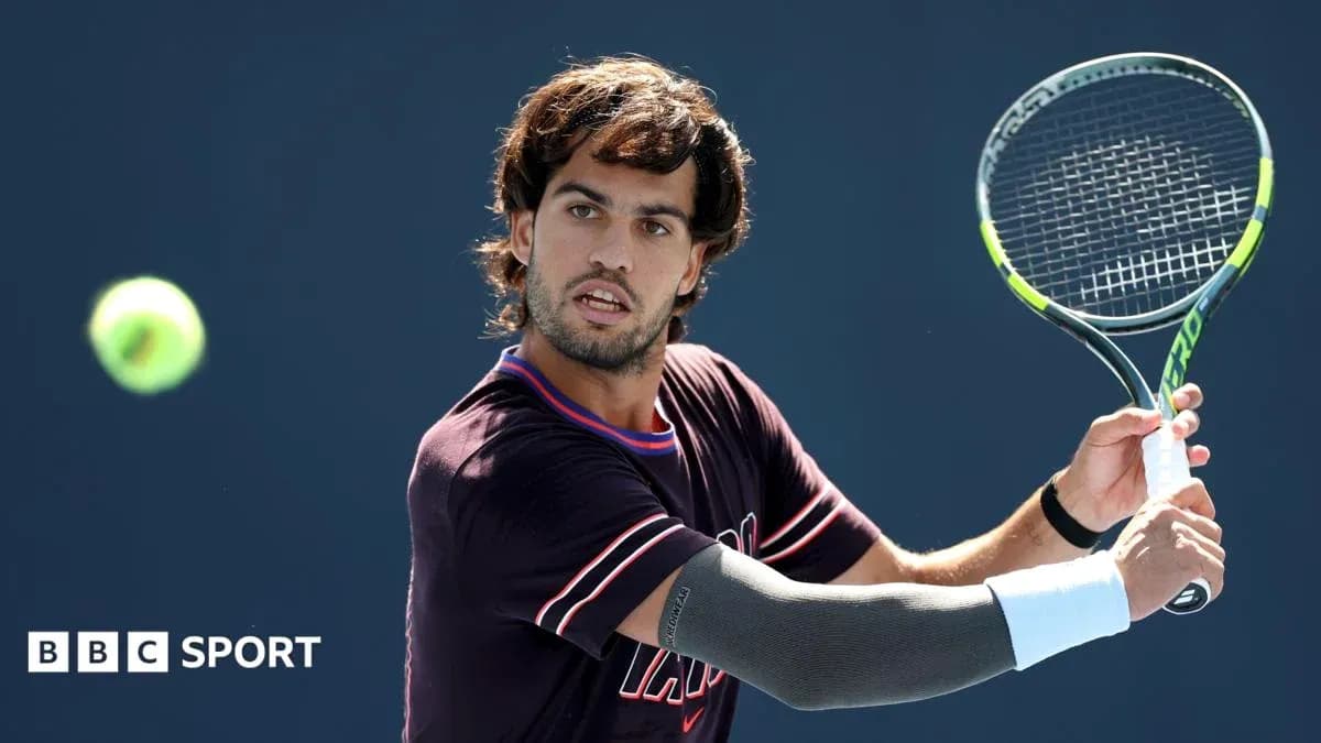 Joueur de tennis frappant une balle sur le court