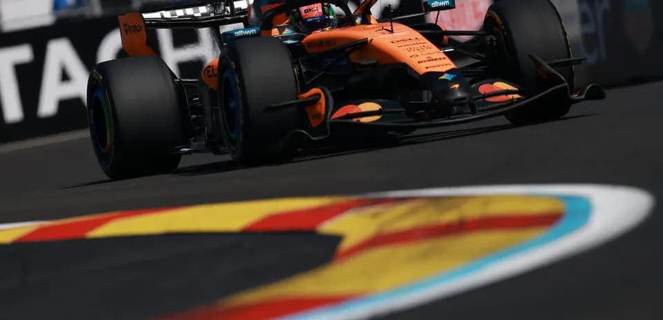 Voiture de course McLaren sur circuit avec virage