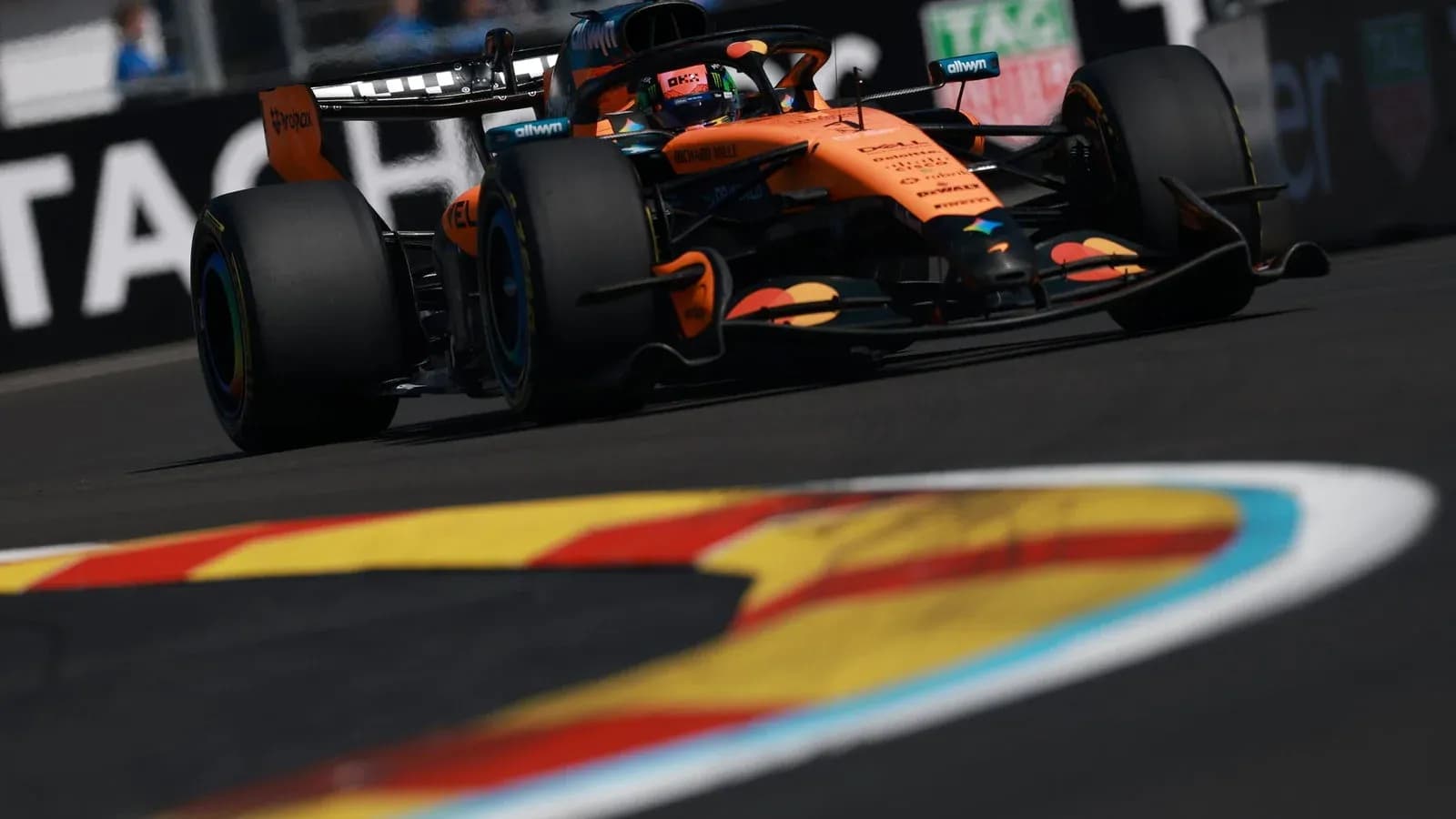 Voiture de course McLaren sur circuit avec virage