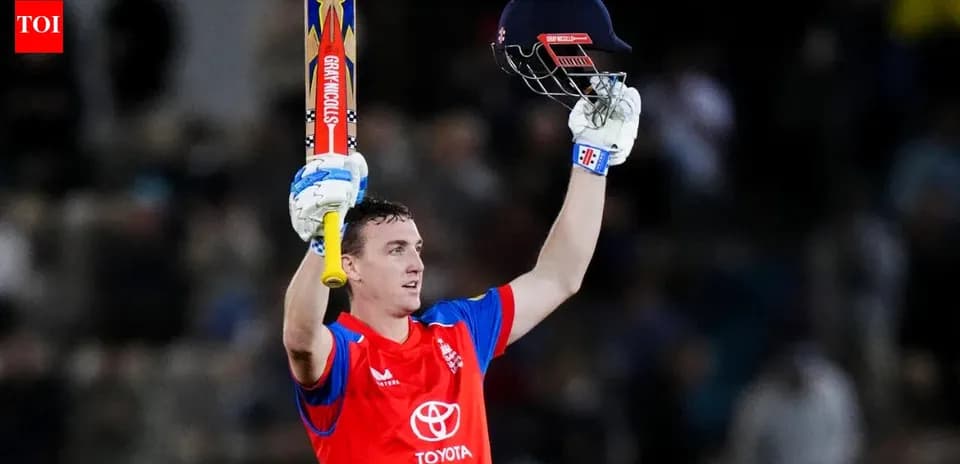 Joueur de cricket levant sa batte et son casque