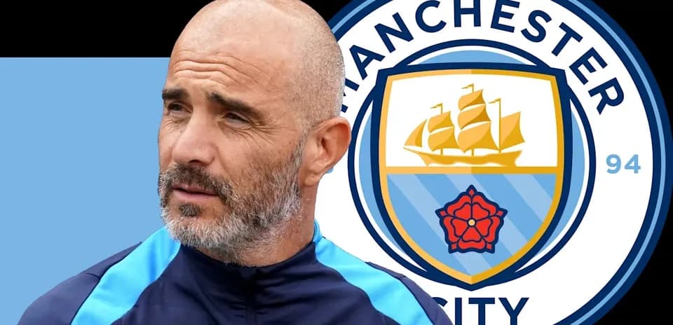 Entraîneur avec logo de Manchester City en arrière-plan
