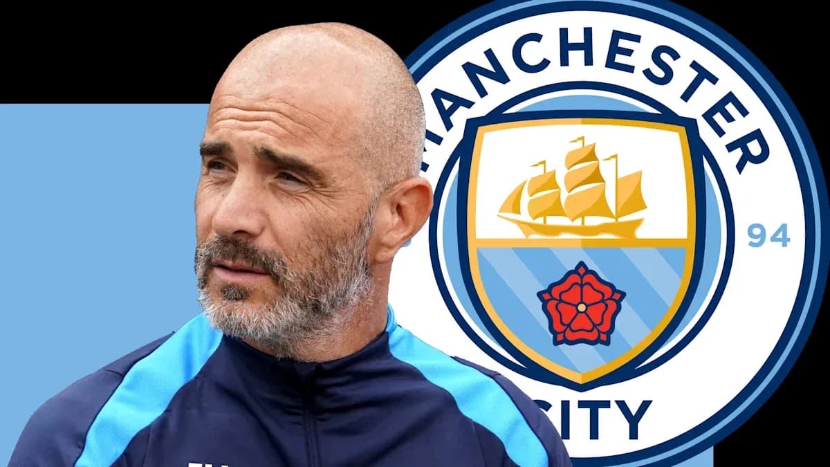Entraîneur avec logo de Manchester City en arrière-plan