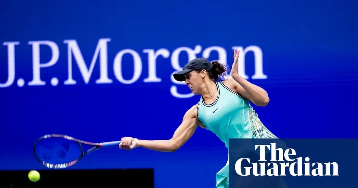 Joueuse de tennis frappant une balle en match