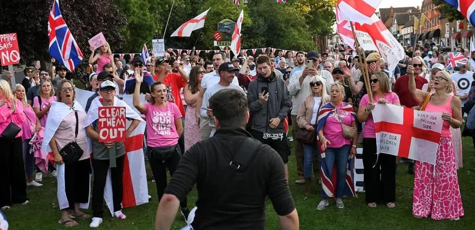 Manifestation avec des pancartes et drapeaux britanniques