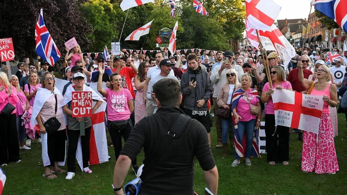 Manifestation avec des pancartes et drapeaux britanniques