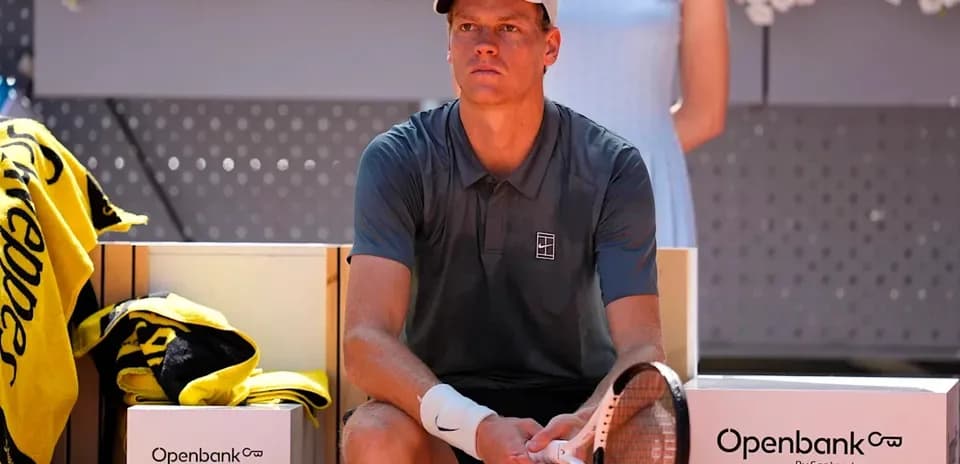 Joueur de tennis assis sur le banc, raquette en main
