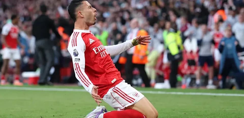 Joueur d'Arsenal célébrant un but sur le terrain