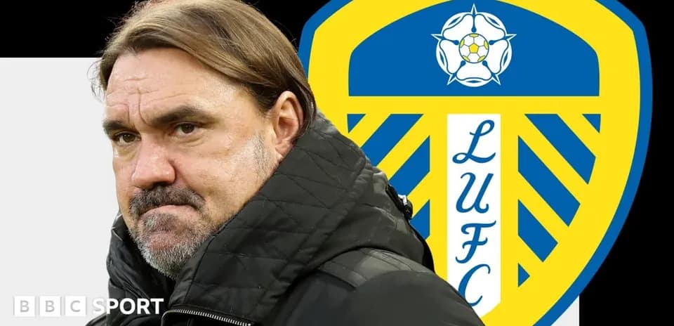 Entraîneur de football devant le logo de Leeds United