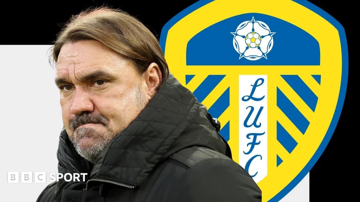 Entraîneur de football devant le logo de Leeds United