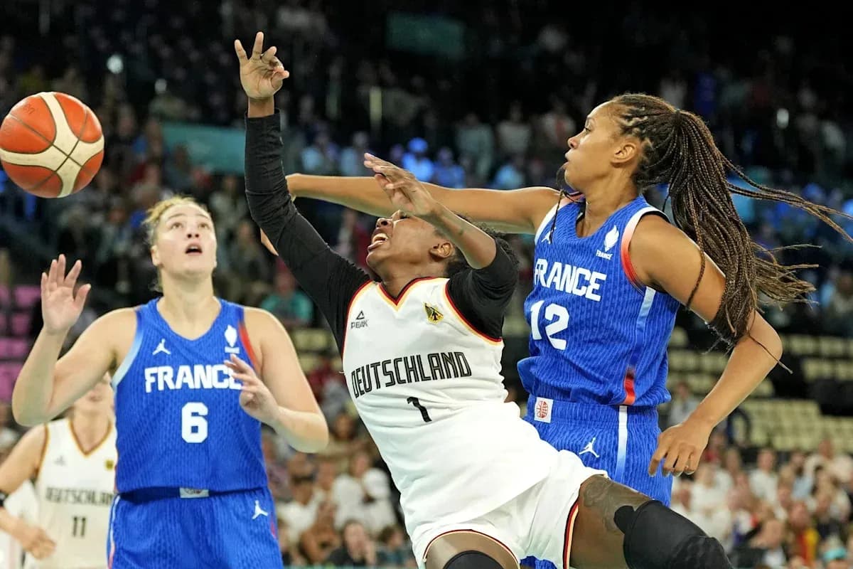 Joueuses de France et d'Allemagne en action au basket