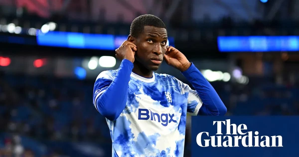 Joueur de Chelsea ajustant son maillot avant le match