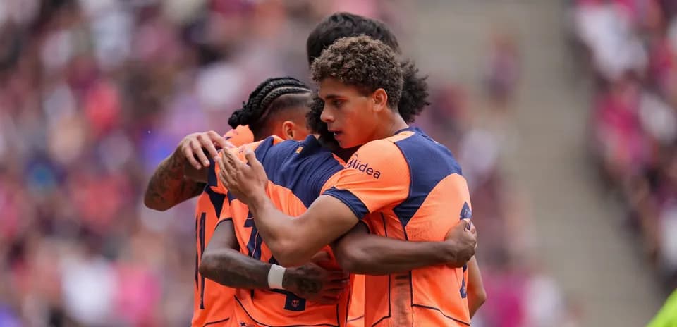 Joueurs célébrant un but en s'enlaçant