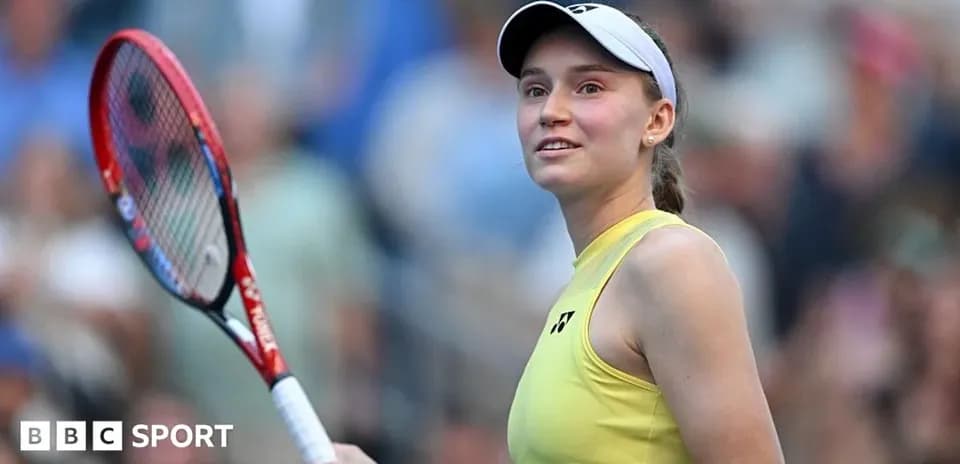 Joueuse de tennis avec raquette sur le court