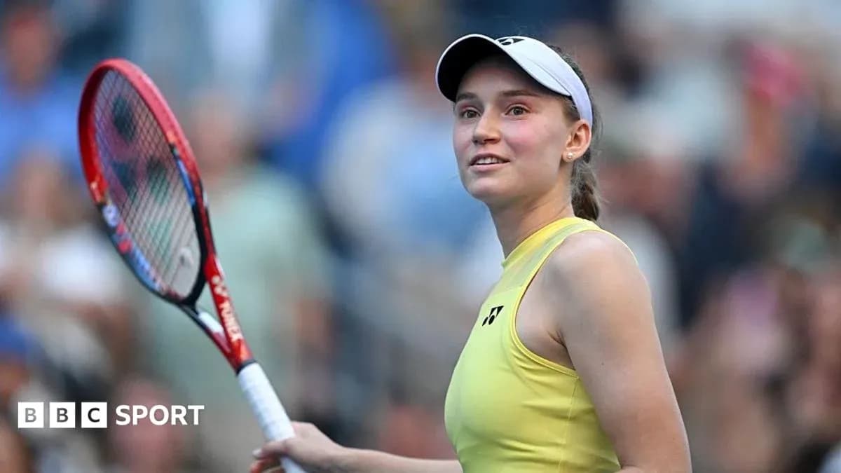 Joueuse de tennis avec raquette sur le court