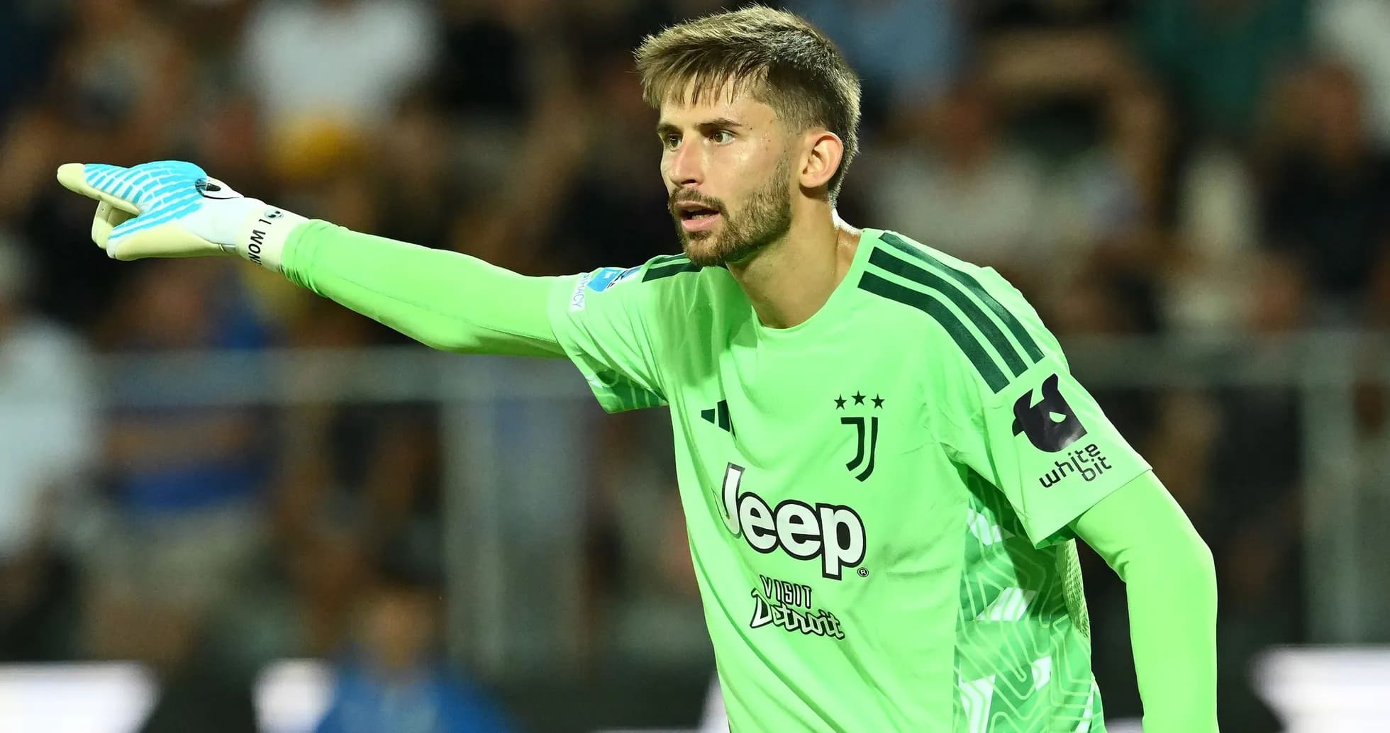 Gardien de but de la Juventus donnant des instructions