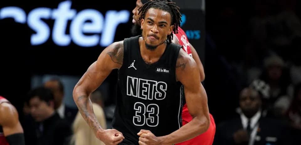 Joueur des Nets célébrant un panier marqué