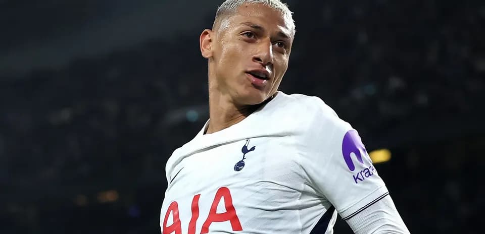 Joueur de Tottenham célébrant un but sur le terrain