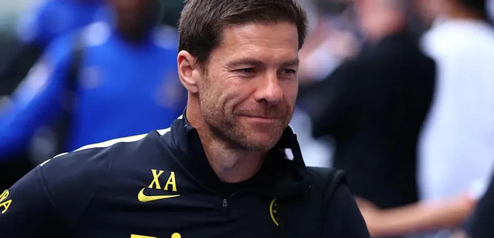 Entraîneur souriant en tenue de sport à l'extérieur