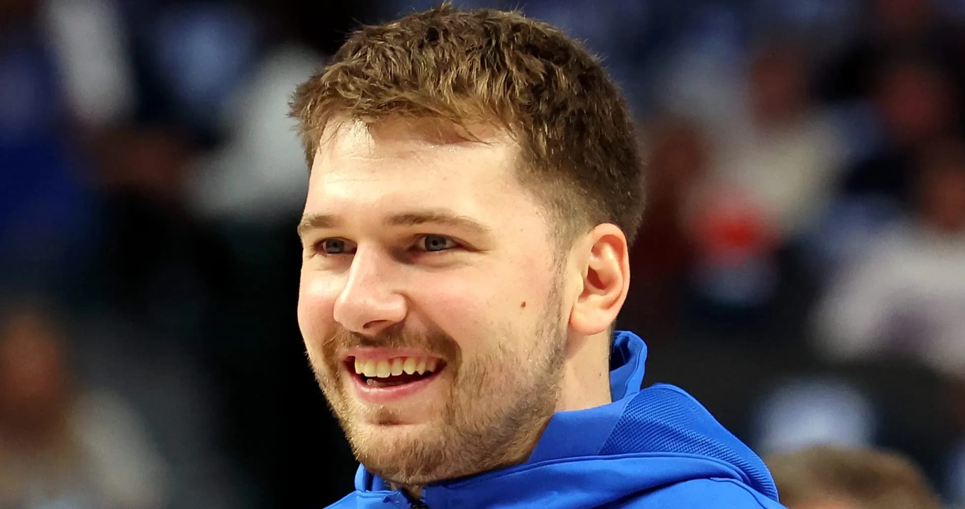 Joueur souriant en tenue d'entraînement bleue