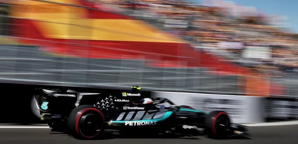 Voiture de F1 en mouvement sur la piste
