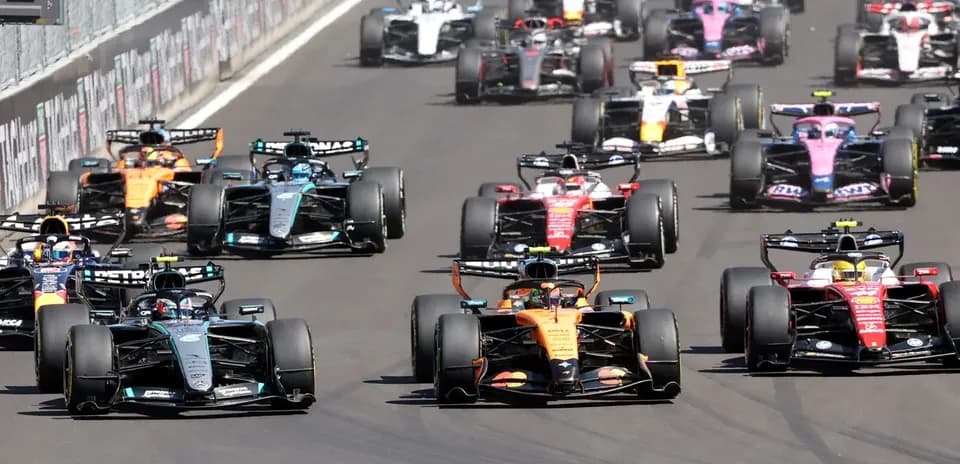 Voitures de F1 en course sur la piste