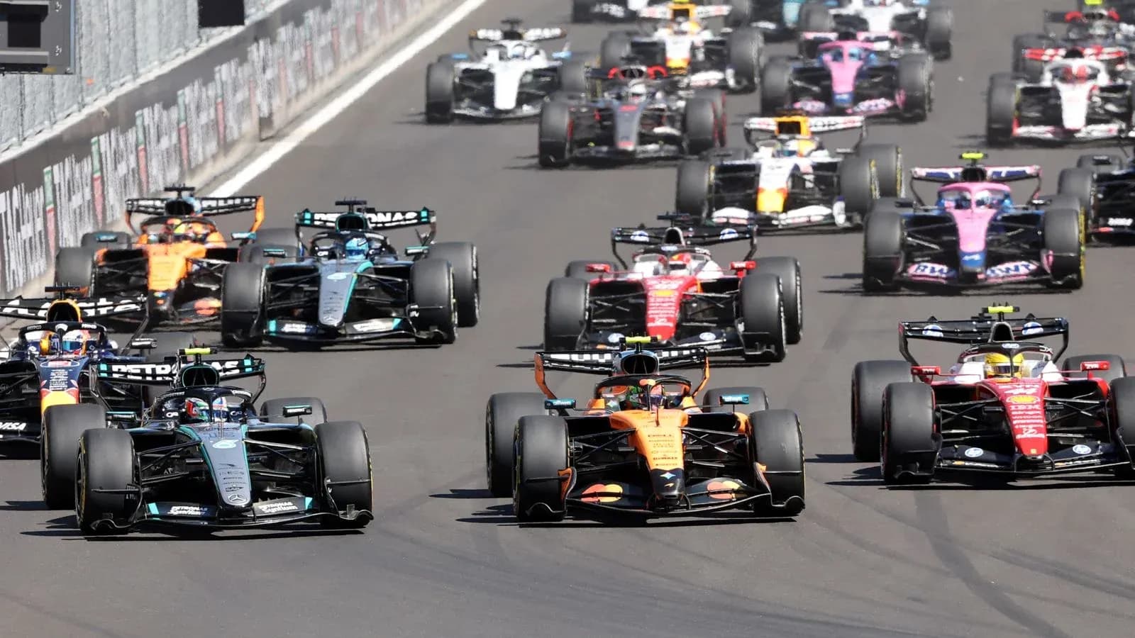 Voitures de F1 en course sur la piste