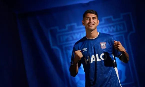 Joueur portant le maillot d'Ipswich Town en souriant
