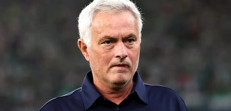 Entraîneur observant le match depuis le bord du terrain