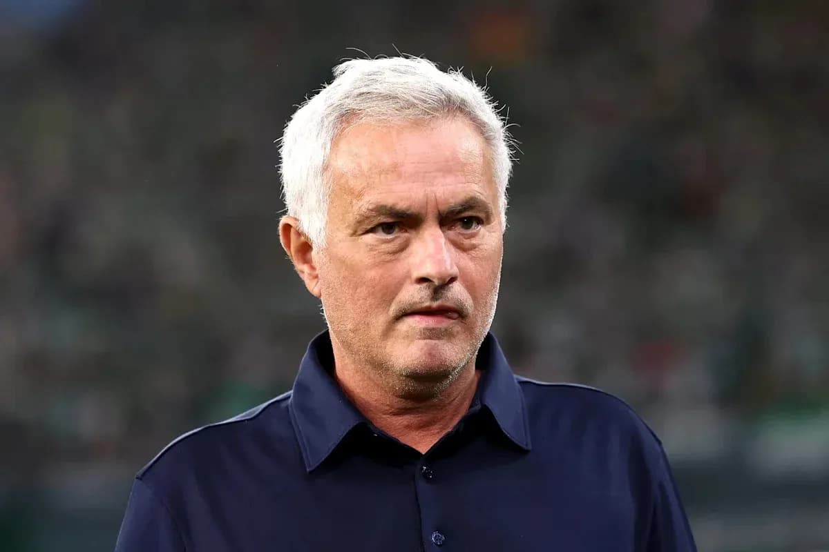 Entraîneur observant le match depuis le bord du terrain