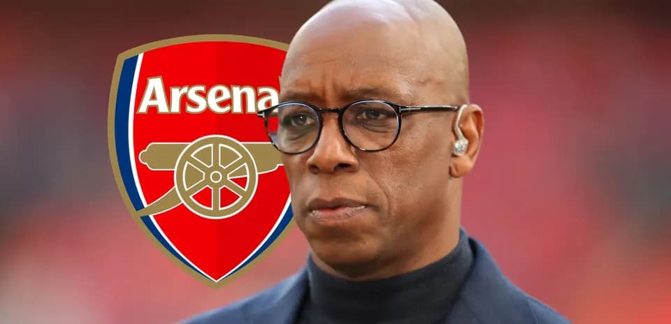 Homme en costume devant le logo d'Arsenal