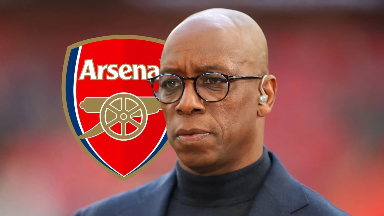 Homme en costume devant le logo d'Arsenal