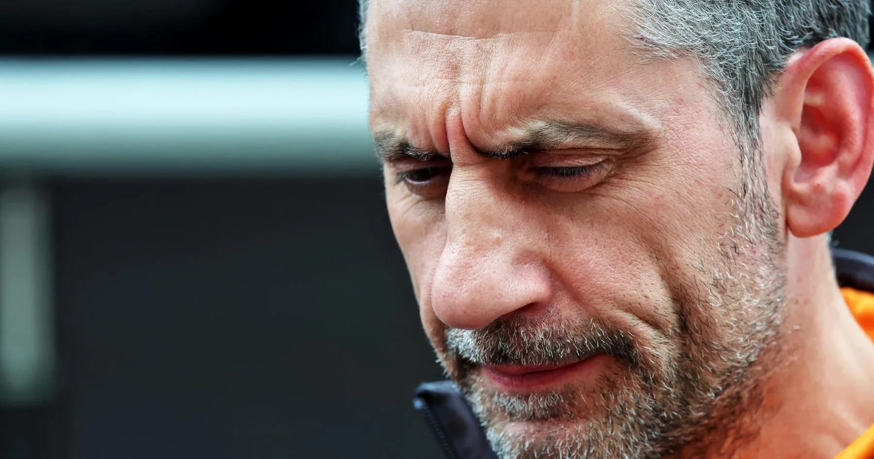Homme réfléchissant, vue rapprochée du visage