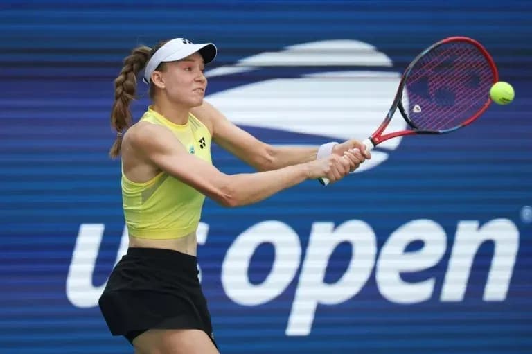Joueuse frappant la balle au tournoi US Open