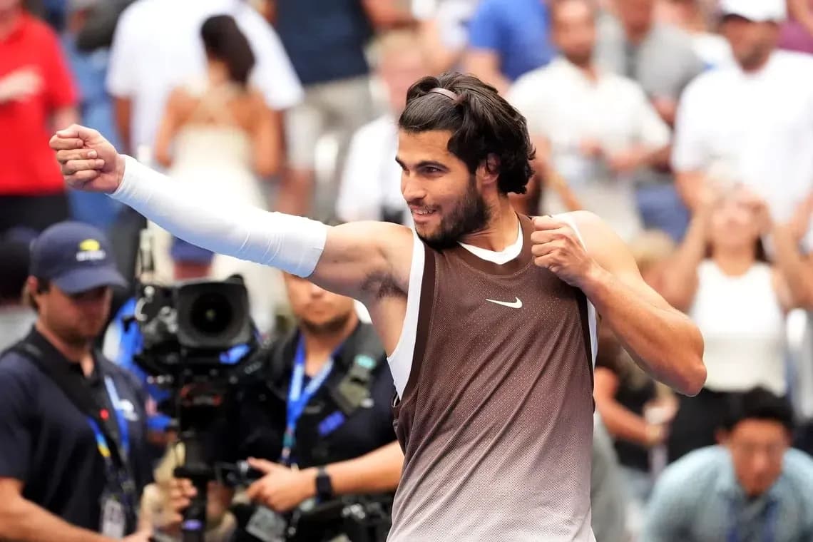 Joueur de tennis célébrant après un match