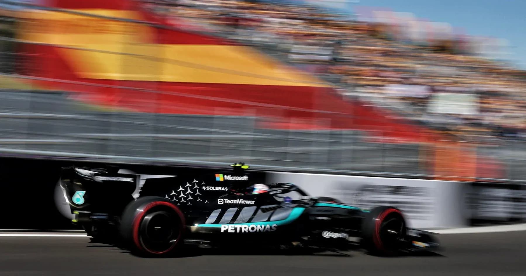Voiture de course passant rapidement sur le circuit