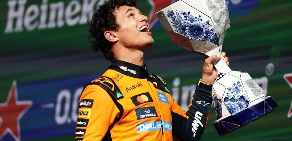 Pilote tenant un trophée sur le podium de la victoire