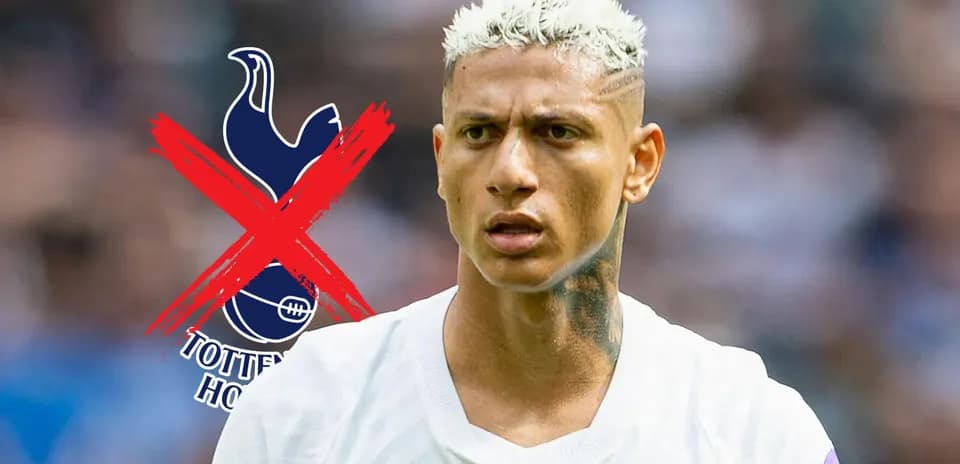 Joueur en maillot blanc avec tatouage, regard sérieux
