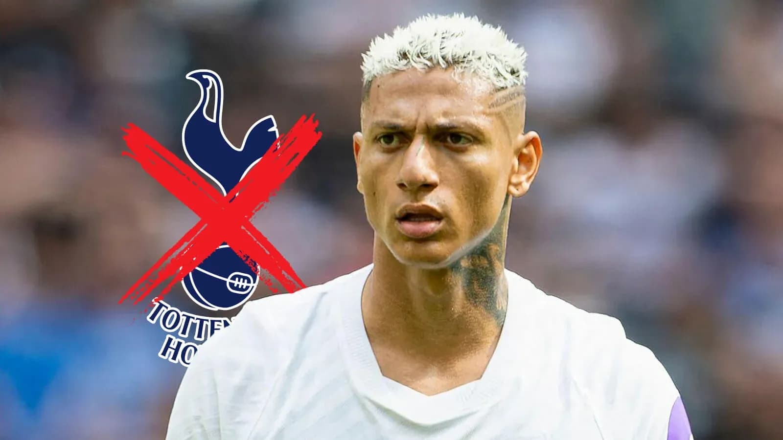 Joueur en maillot blanc avec tatouage, regard sérieux