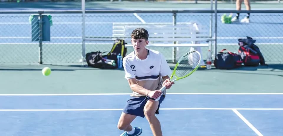 Joueur de tennis en action sur le court